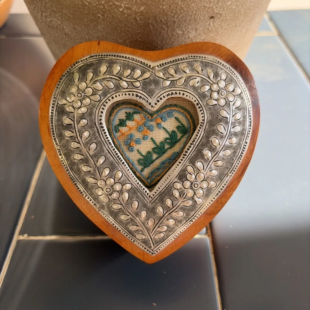 Decorative art heart shaped trinket or jewelry box, wood/metal (B1)